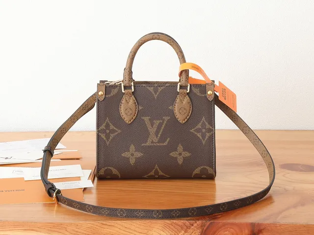 Louis Vuitton OnTheGo Mini 棕米色印花涂层帆布邮差包 7