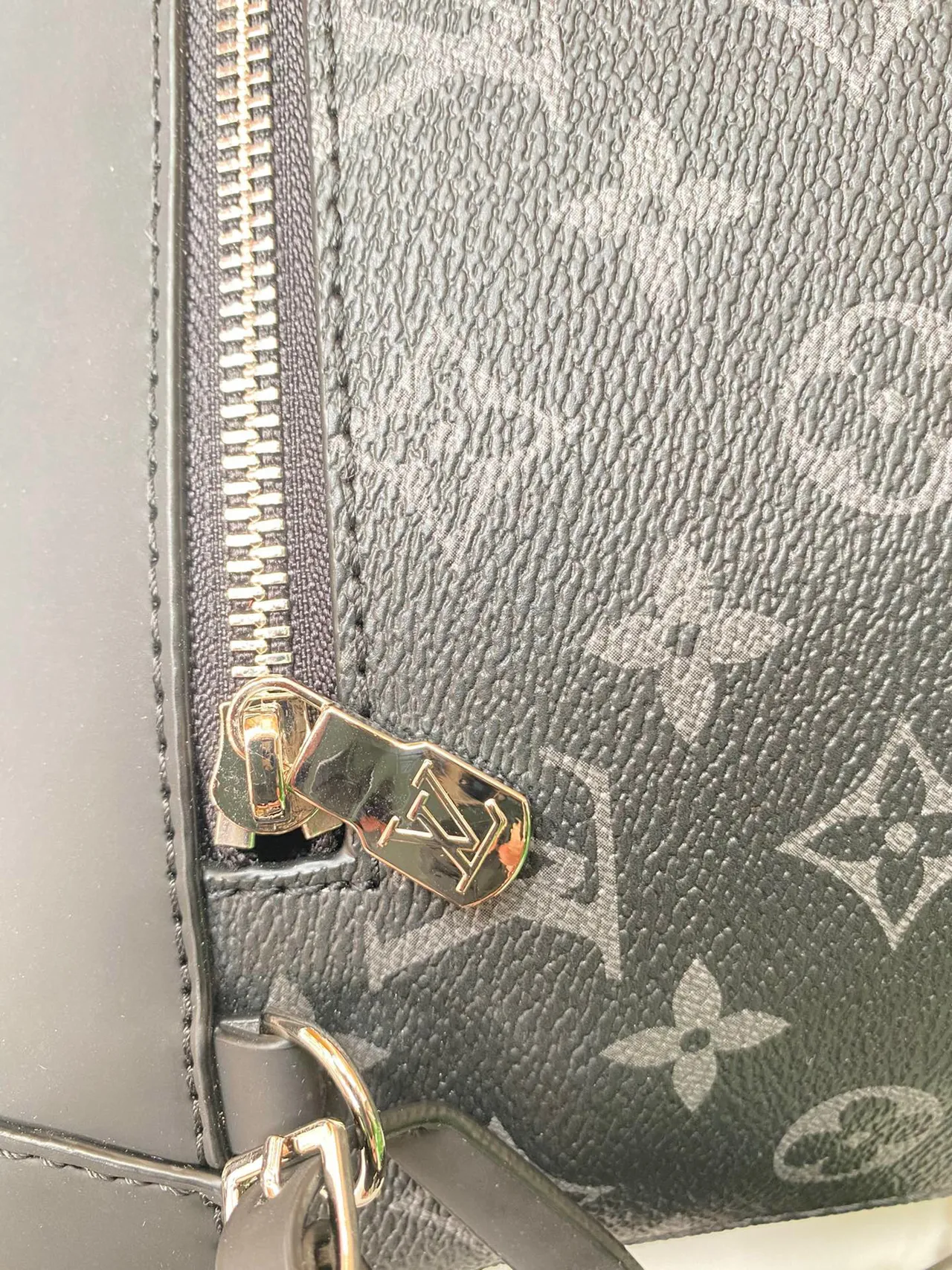 لويس فيتون OnTheGo PM حقيبة كروس بودي رمادية مونوغرام 5