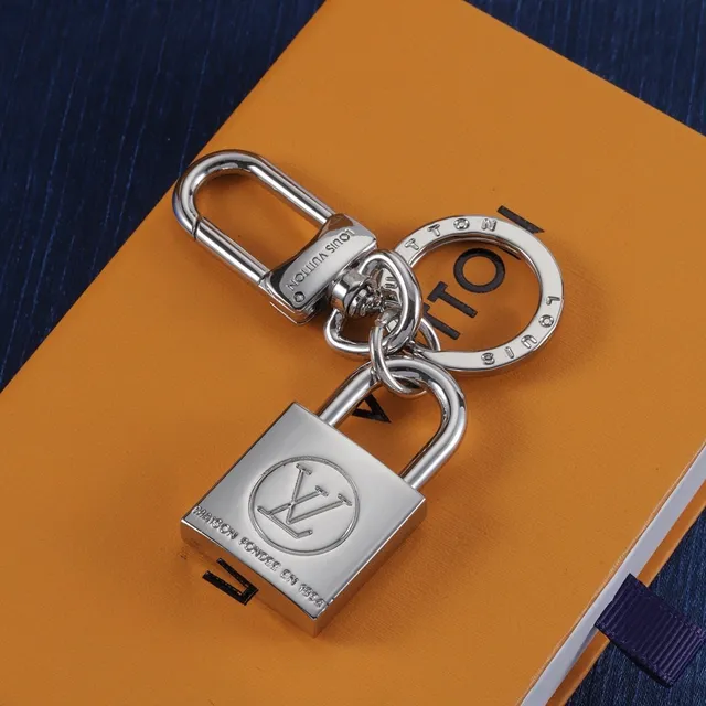 Louis Vuitton Cadenas Porte-clés Or Argent Gravé Monogramme Étui pour téléphone 2