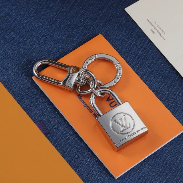Louis Vuitton Cadenas Porte-clés Or Argent Gravé Monogramme Étui pour téléphone 3