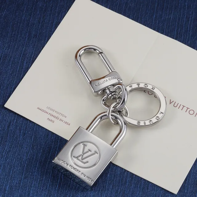 Louis Vuitton Cadenas Porte-clés Or Argent Gravé Monogramme Étui pour téléphone 4