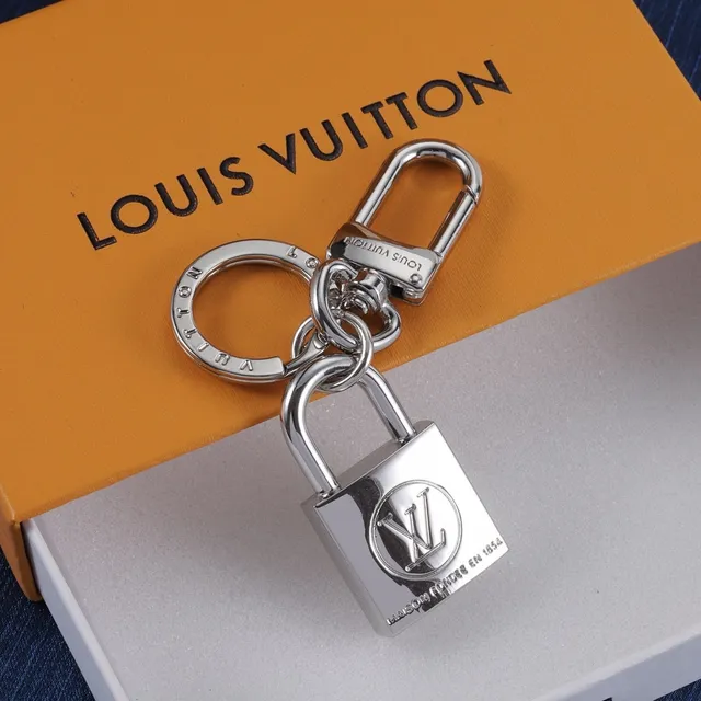 Louis Vuitton Cadenas Porte-clés Or Argent Gravé Monogramme Étui pour téléphone 5