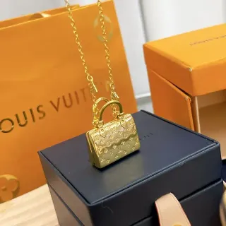 Colar Louis Vuitton Petite Malle dourado com forma de mini bolsa monograma embossado