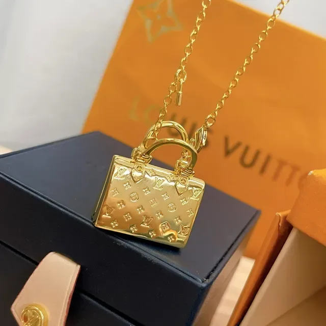 Collar Louis Vuitton Petite Malle dorado con forma de mini bolso con monograma embosado 4