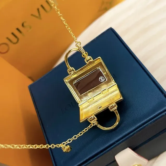 Collar Louis Vuitton Petite Malle dorado con forma de mini bolso con monograma embosado 5