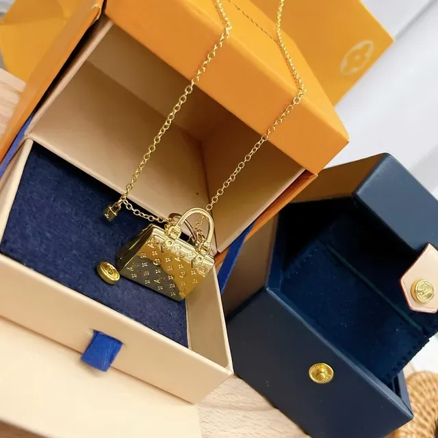 Collar Louis Vuitton Petite Malle dorado con forma de mini bolso con monograma embosado 6
