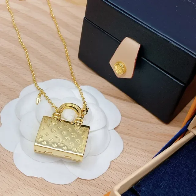 Collar Louis Vuitton Petite Malle dorado con forma de mini bolso con monograma embosado 7