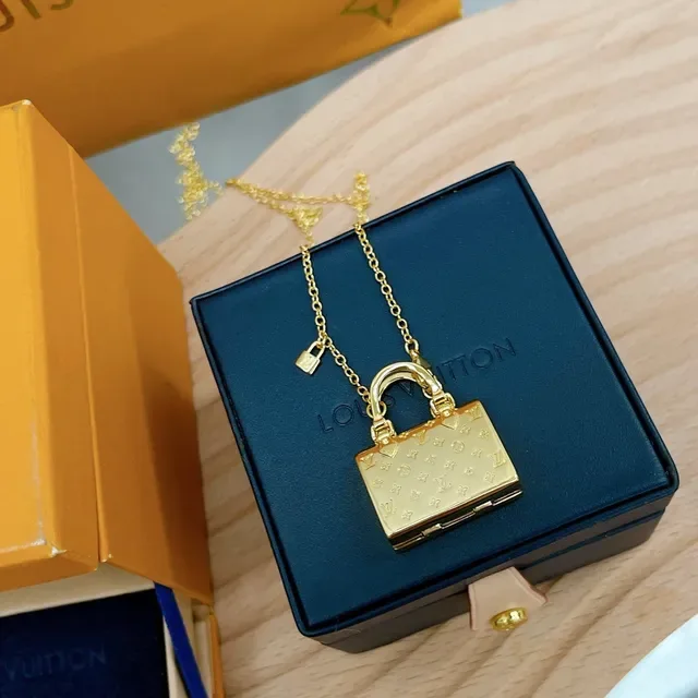 Collar Louis Vuitton Petite Malle dorado con forma de mini bolso con monograma embosado 8