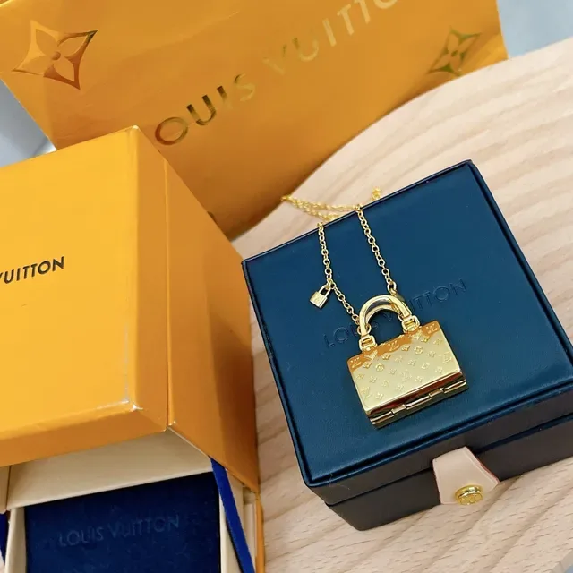 Collar Louis Vuitton Petite Malle dorado con forma de mini bolso con monograma embosado 9