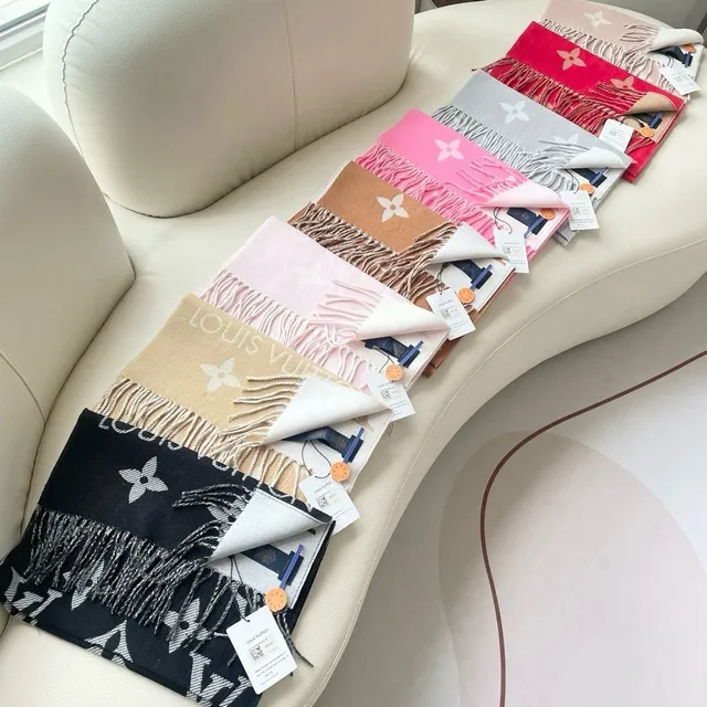 Écharpe Louis Vuitton Rouge Beige Imprimé Monogramme à Franges en Cachemire 9