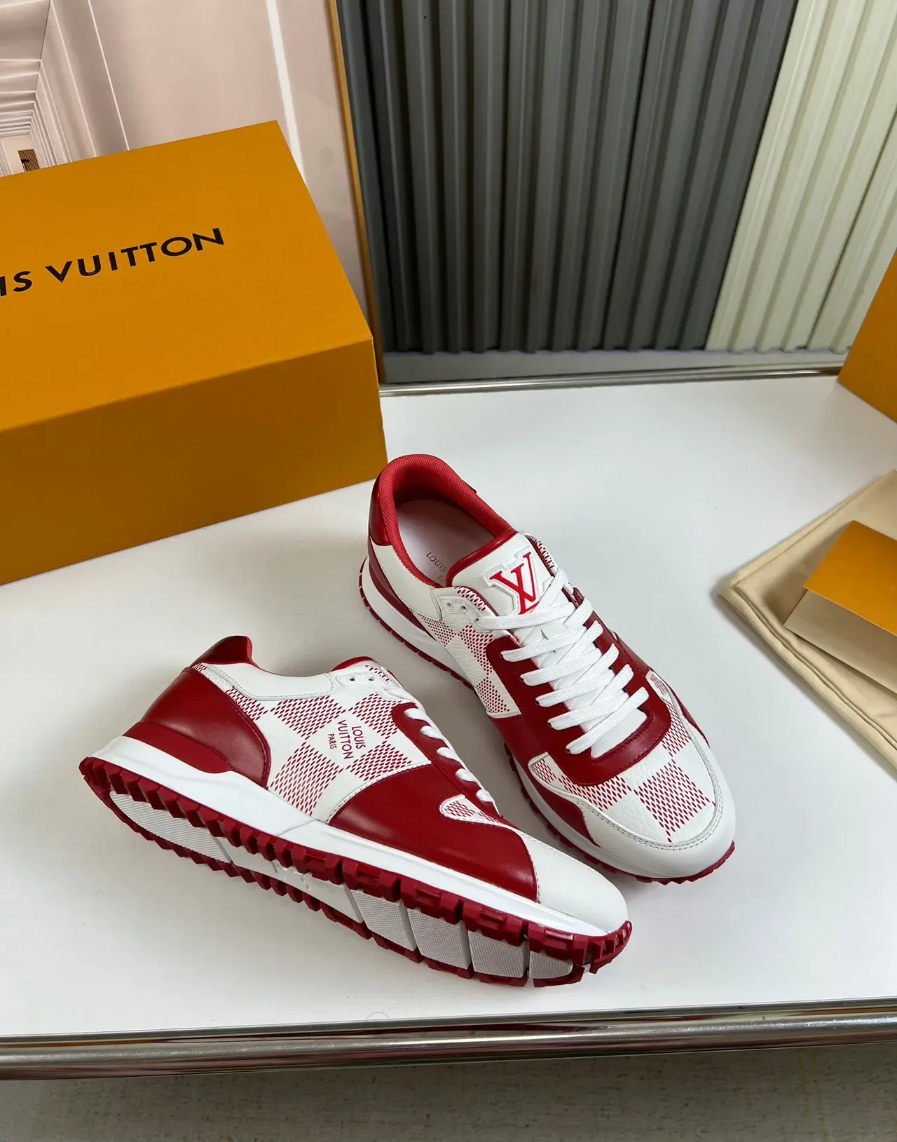 Louis Vuitton Zapatillas lifestyle de cuero rojo blanco bloqueado en color y monograma a cuadros en la parte superior de malla 5