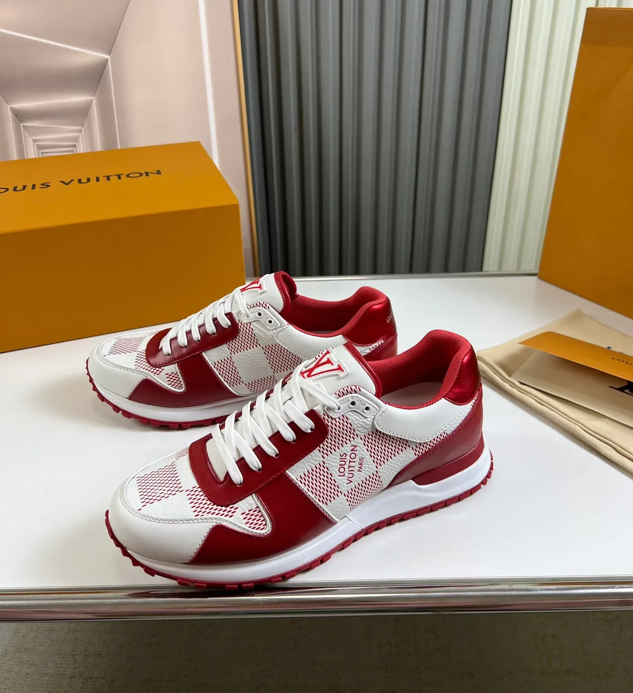 Louis Vuitton Zapatillas lifestyle de cuero rojo blanco bloqueado en color y monograma a cuadros en la parte superior de malla 9