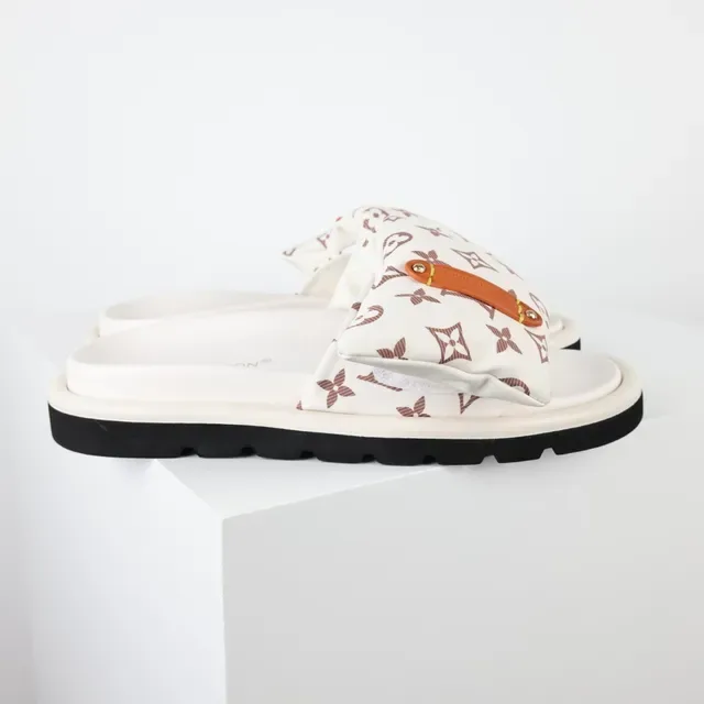 Louis Vuitton Run Away beige marron Monogram-Print tissu sangle rembourrée pantoufles 3