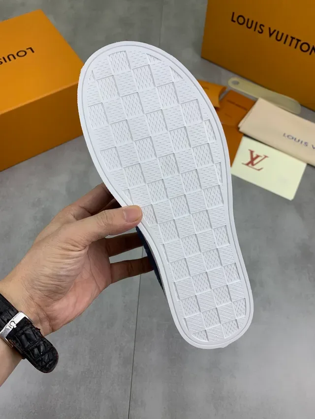 Louis Vuitton Run Away Sneakers Lifestyle Cuero embosado de cocodrilo azul 2