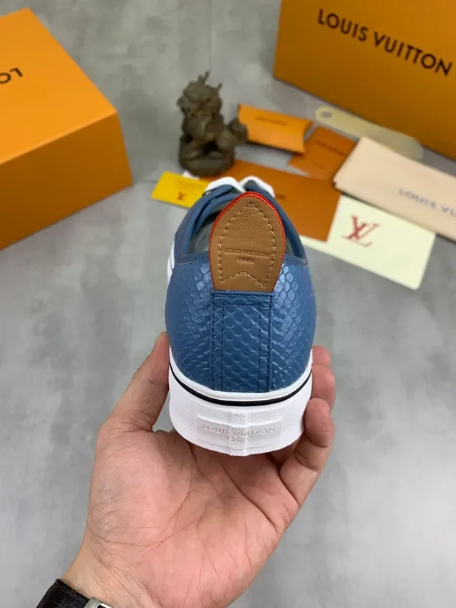 Louis Vuitton Run Away Sneakers Lifestyle Cuero embosado de cocodrilo azul 3
