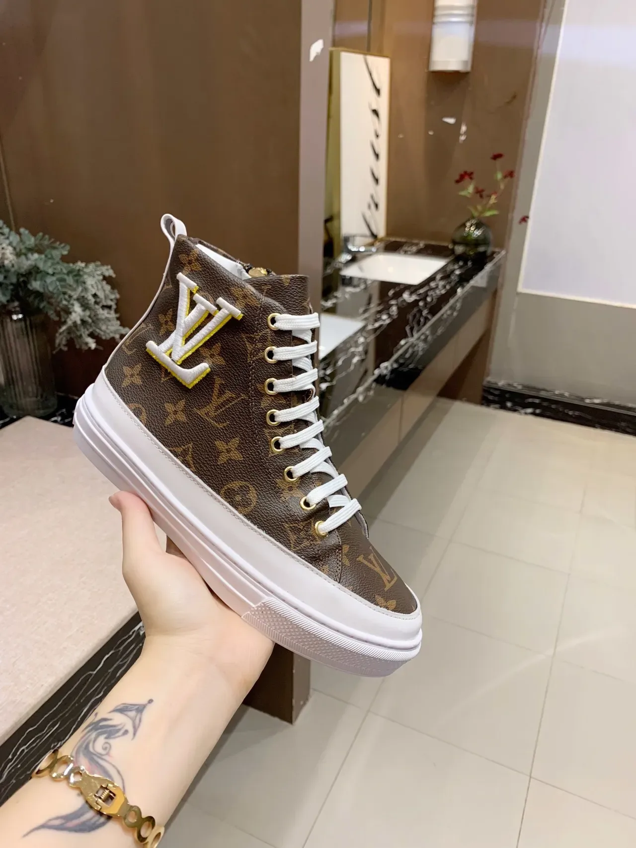 Louis Vuitton Run Away High-Top Monogram Canvas Zapatillas lifestyle marrón blanco 3