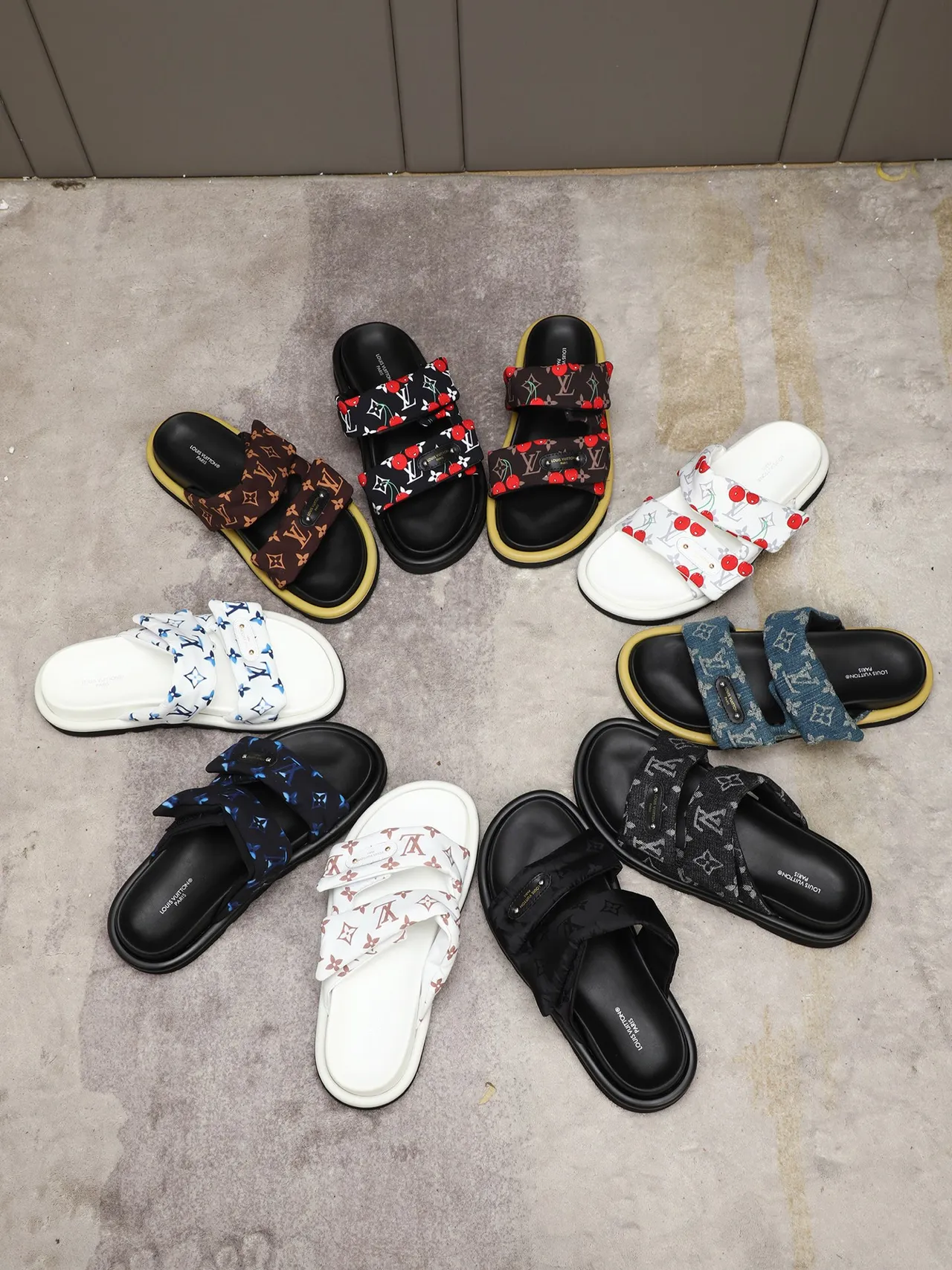 路易威登 Run Away Slide 白色和玫瑰 Monogram 拖鞋 2