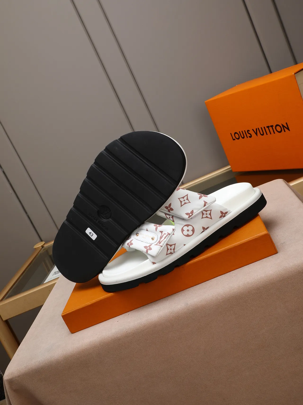 路易威登 Run Away Slide 白色和玫瑰 Monogram 拖鞋 4