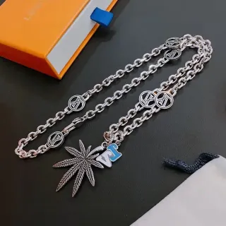 Collier Louis Vuitton Chaîne Curb Argent Bleu Design Lien Monogram
