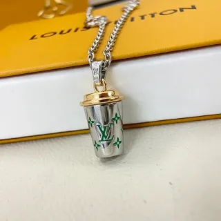 Colar Louis Vuitton Prata Dourado com Pingente em Forma de Xícara Esmaltado Monograma