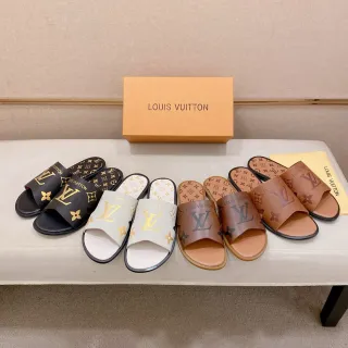 Louis Vuitton Sandalias Negras con Correa Dorada Monogram Suela Plana de Goma