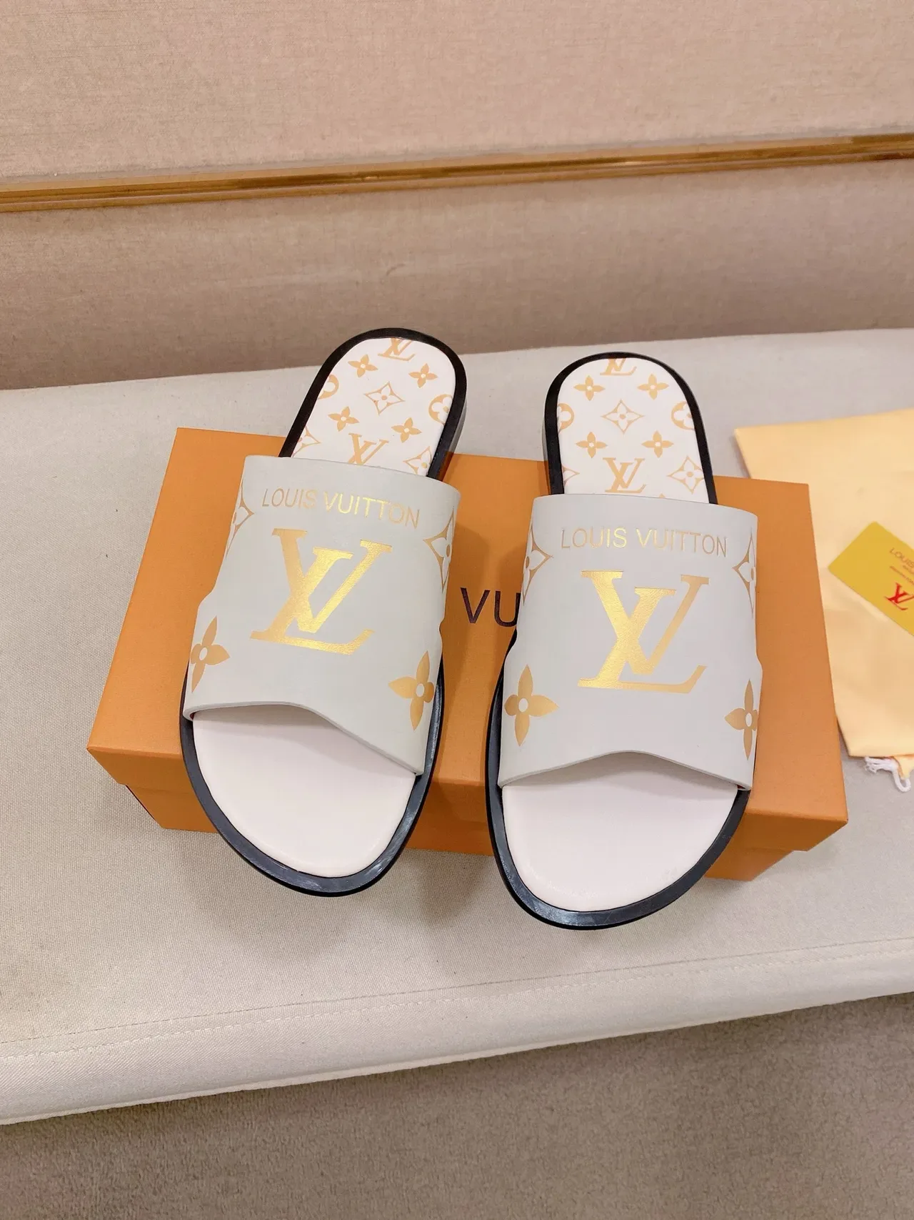 Louis Vuitton Slide Noir Doré Monogram Sangle Plate Semelle Caoutchouc 4