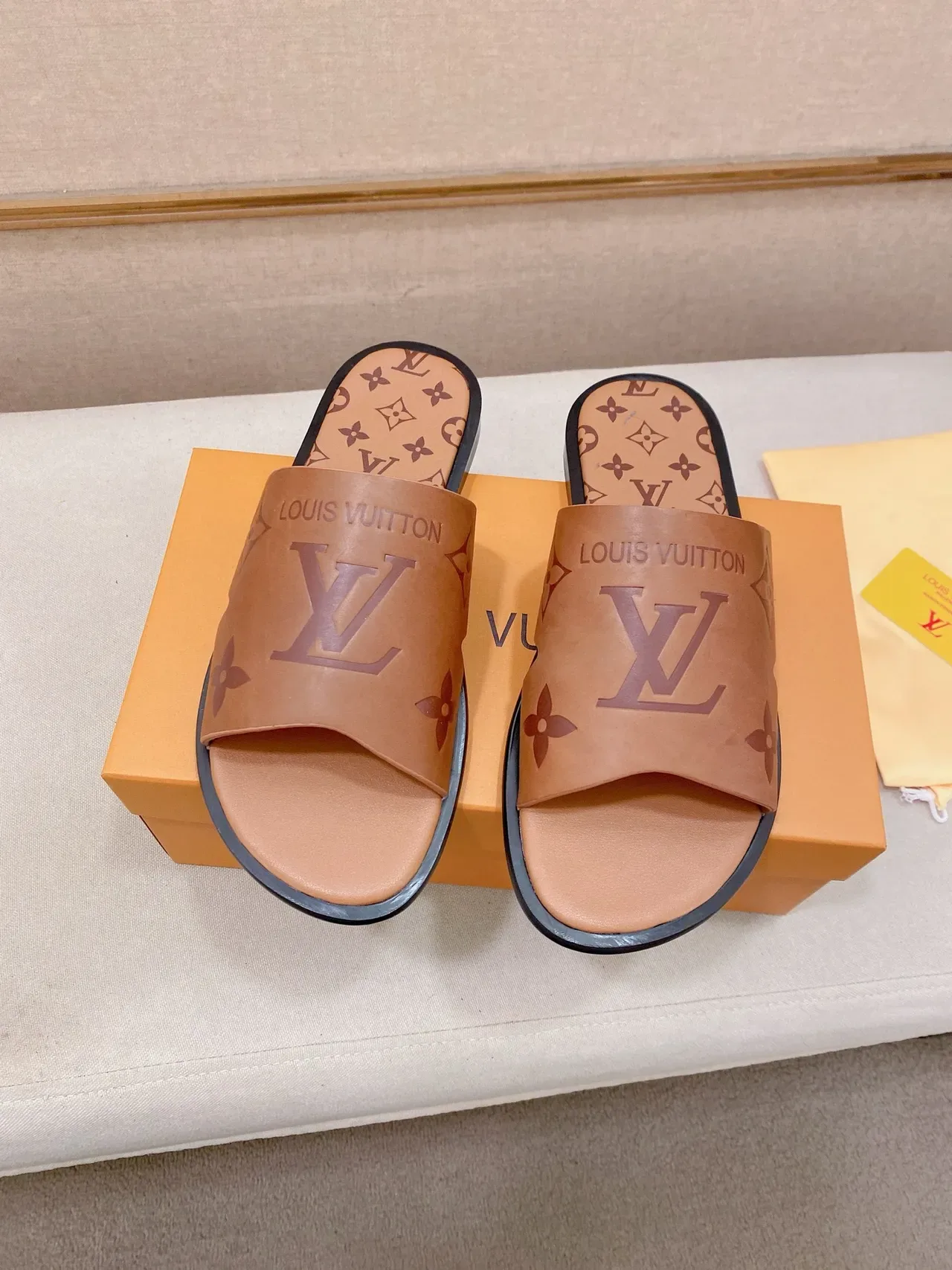Louis Vuitton Slide Noir Doré Monogram Sangle Plate Semelle Caoutchouc 5