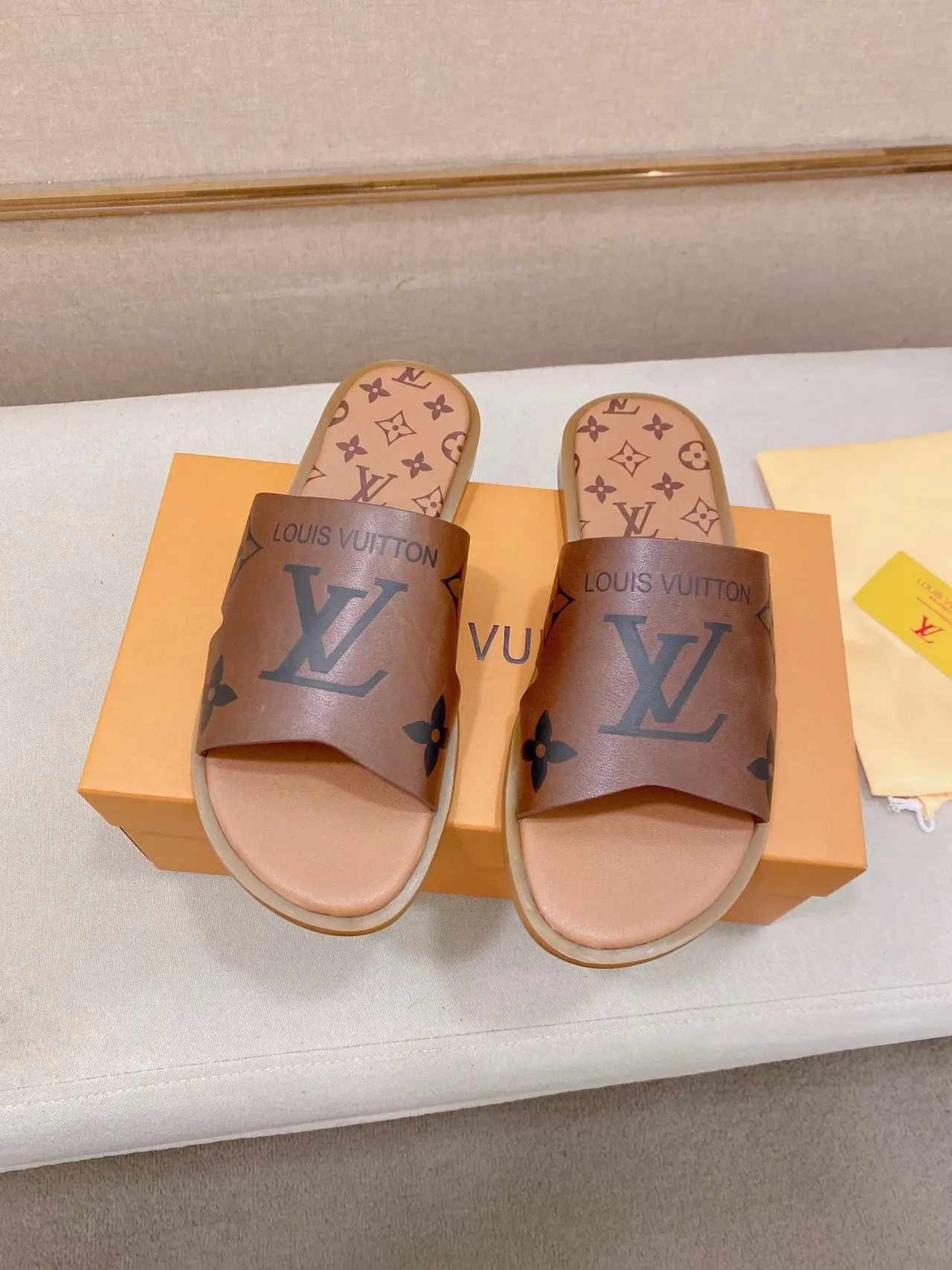 Louis Vuitton Slide Noir Doré Monogram Sangle Plate Semelle Caoutchouc 6