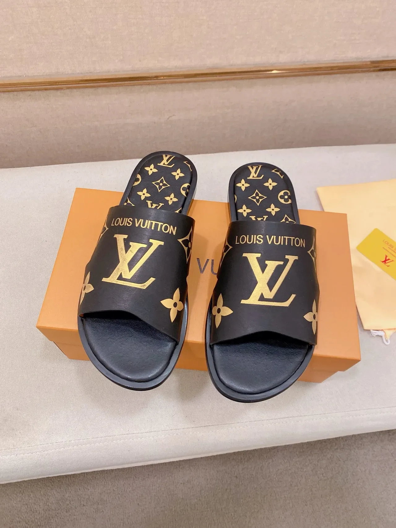 Louis Vuitton Slide Noir Doré Monogram Sangle Plate Semelle Caoutchouc 7