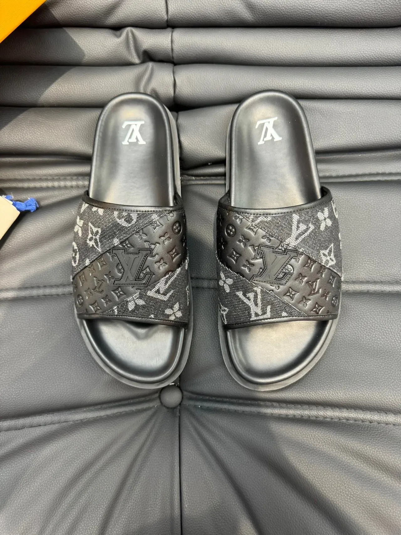 Louis Vuitton Slide Noir et Blanc Sangle Tissu Monogrammé Panneau Cuir Embossé Mule 2