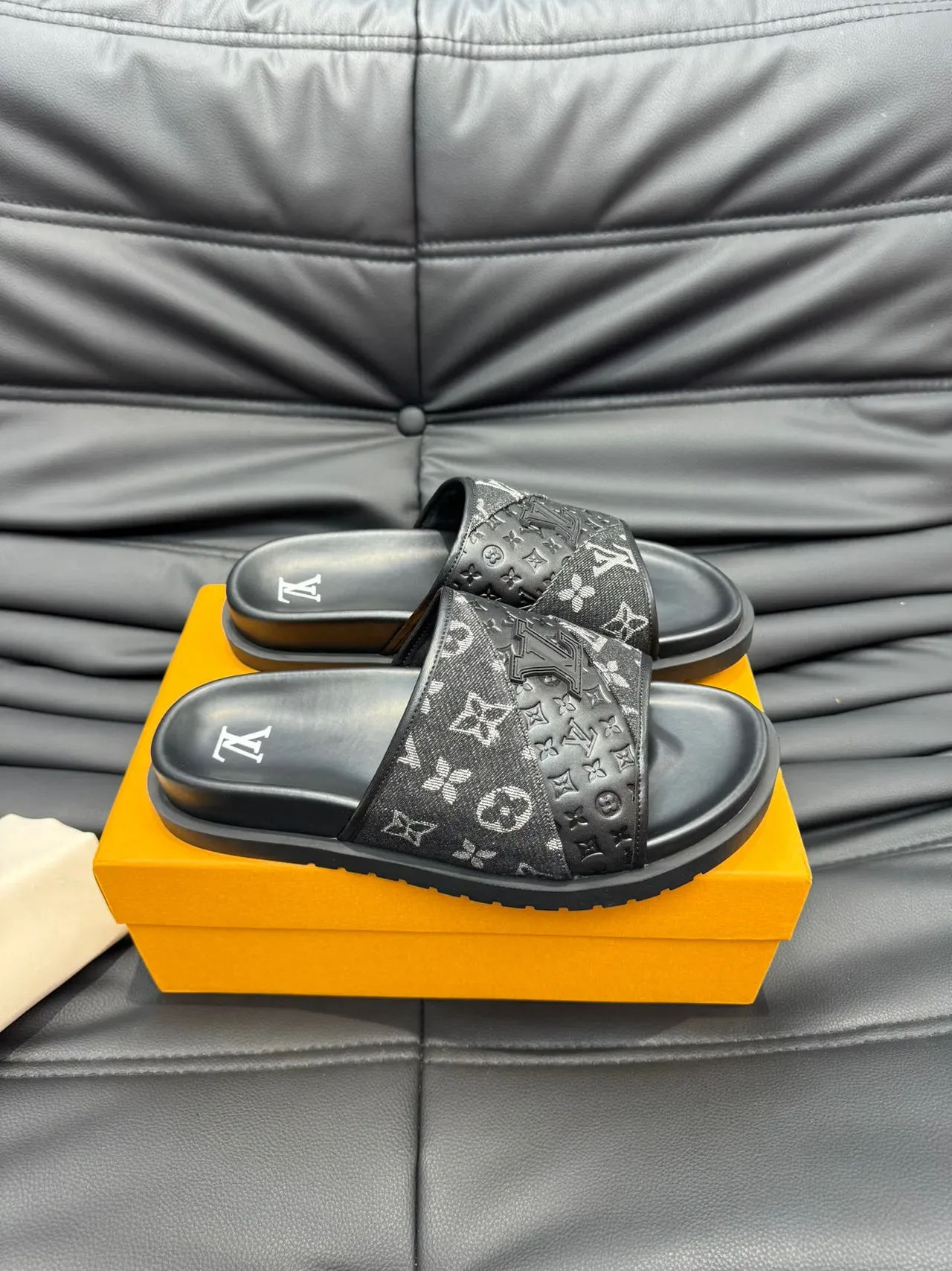 Louis Vuitton Slide Noir et Blanc Sangle Tissu Monogrammé Panneau Cuir Embossé Mule 3
