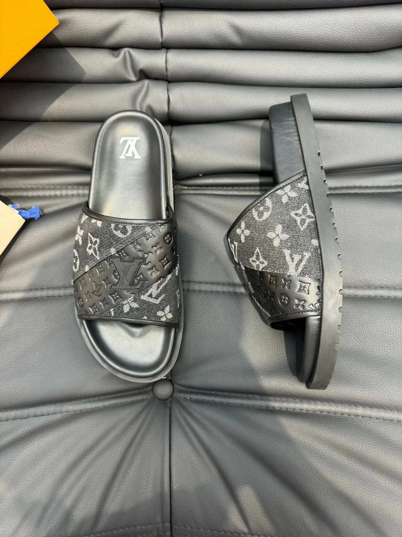 Louis Vuitton Slide Noir et Blanc Sangle Tissu Monogrammé Panneau Cuir Embossé Mule 4