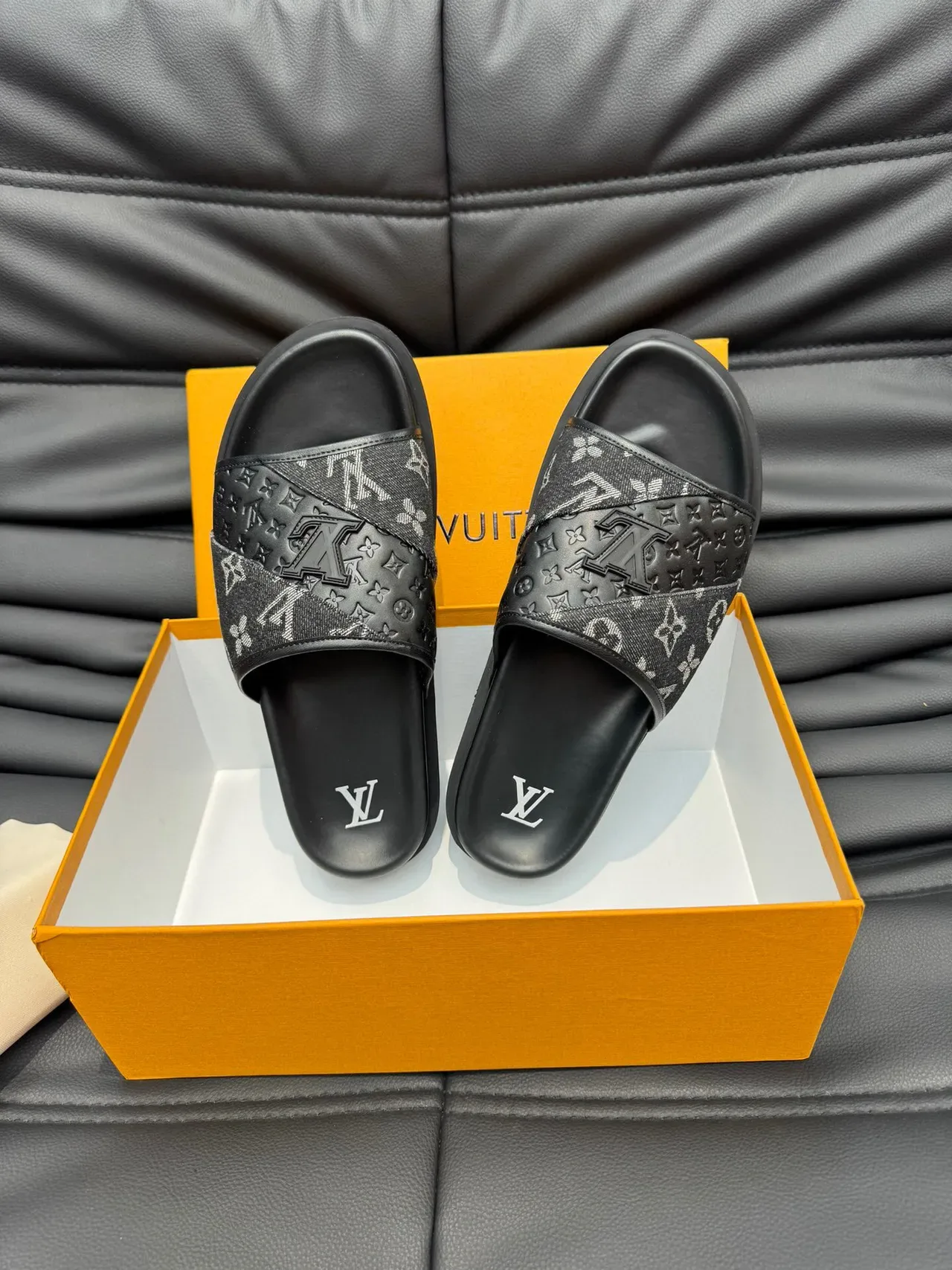 Louis Vuitton Slide Noir et Blanc Sangle Tissu Monogrammé Panneau Cuir Embossé Mule 5