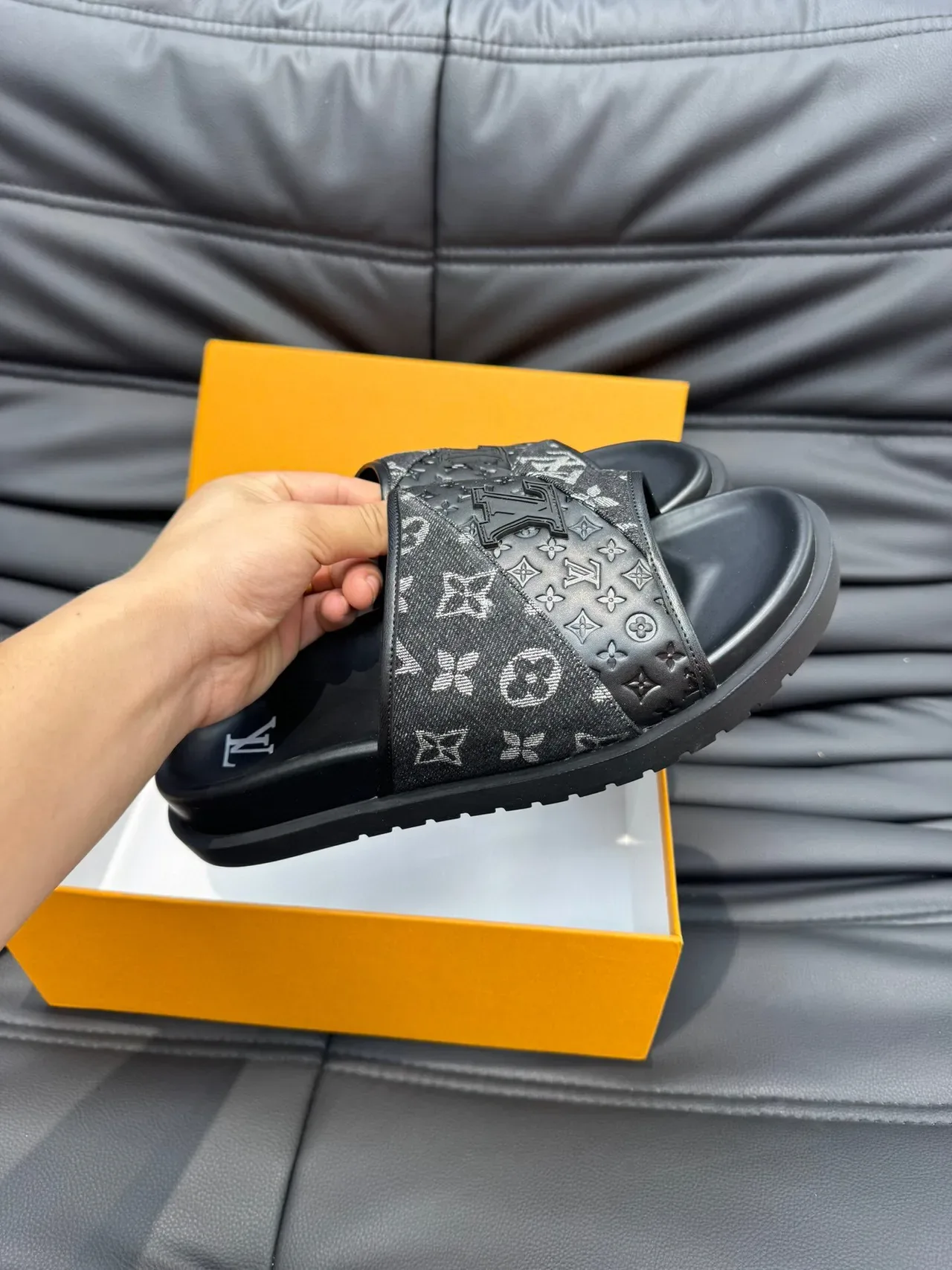 Louis Vuitton Slide Noir et Blanc Sangle Tissu Monogrammé Panneau Cuir Embossé Mule 6