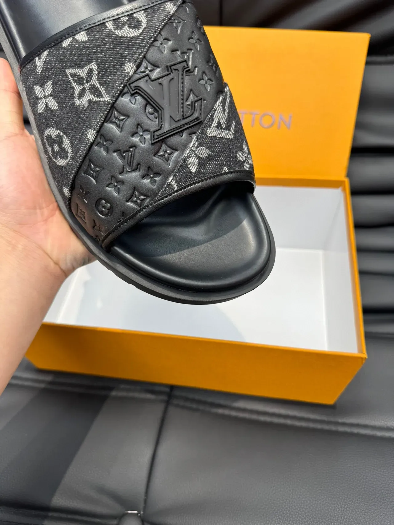 Louis Vuitton Slide Noir et Blanc Sangle Tissu Monogrammé Panneau Cuir Embossé Mule 7