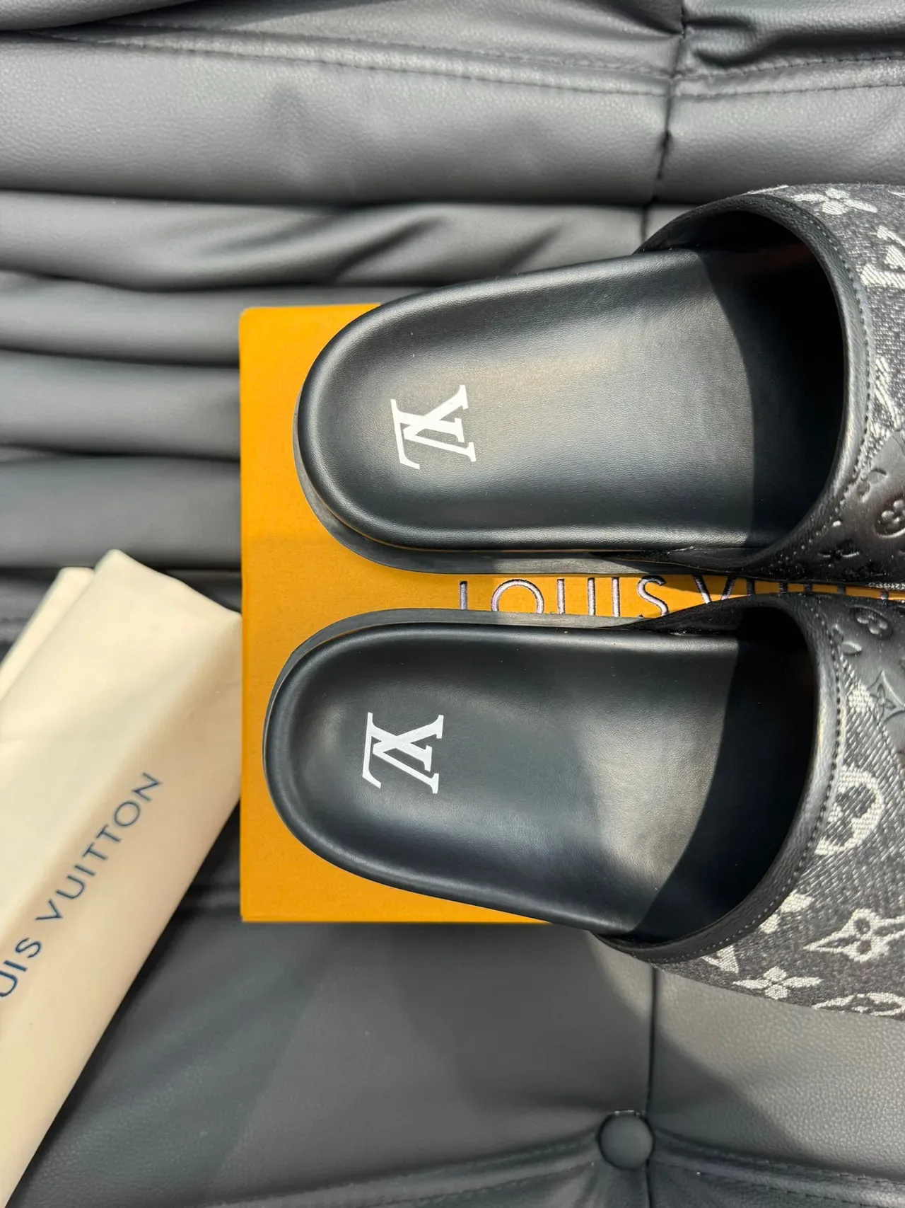 Louis Vuitton Slide Noir et Blanc Sangle Tissu Monogrammé Panneau Cuir Embossé Mule 8