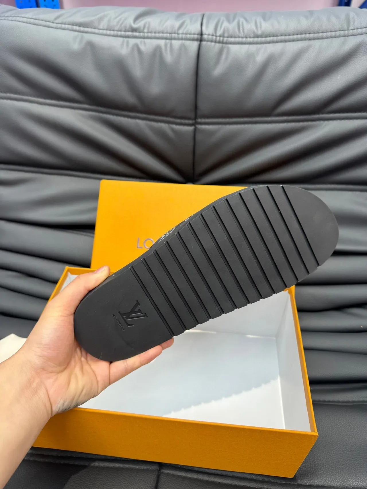 Louis Vuitton Slide Noir et Blanc Sangle Tissu Monogrammé Panneau Cuir Embossé Mule 9