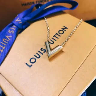 Louis Vuitton व कलेक्शन चमकदार चांदी पेंडेंट नेकलेस