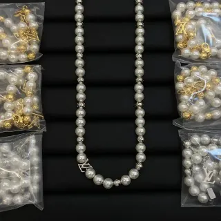 Louis Vuitton Colar com Encantos de Pérolas em Corrente de Ouro Branco Monograma LV