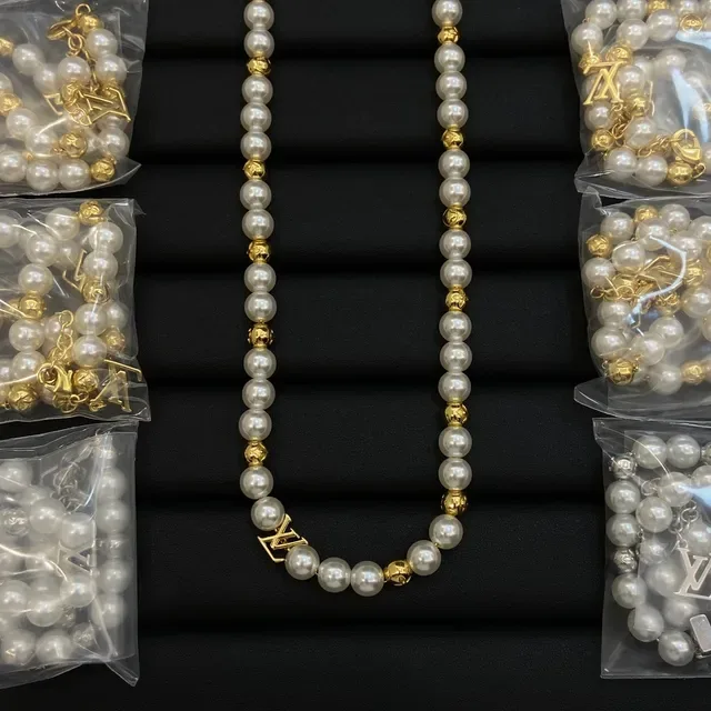 Louis Vuitton Colar com Encantos de Pérolas em Corrente de Ouro Branco Monograma LV 2