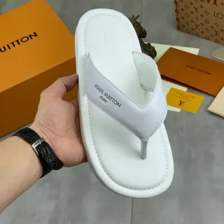Louis Vuitton Sandálias de Couro Branco com Tirante Thong