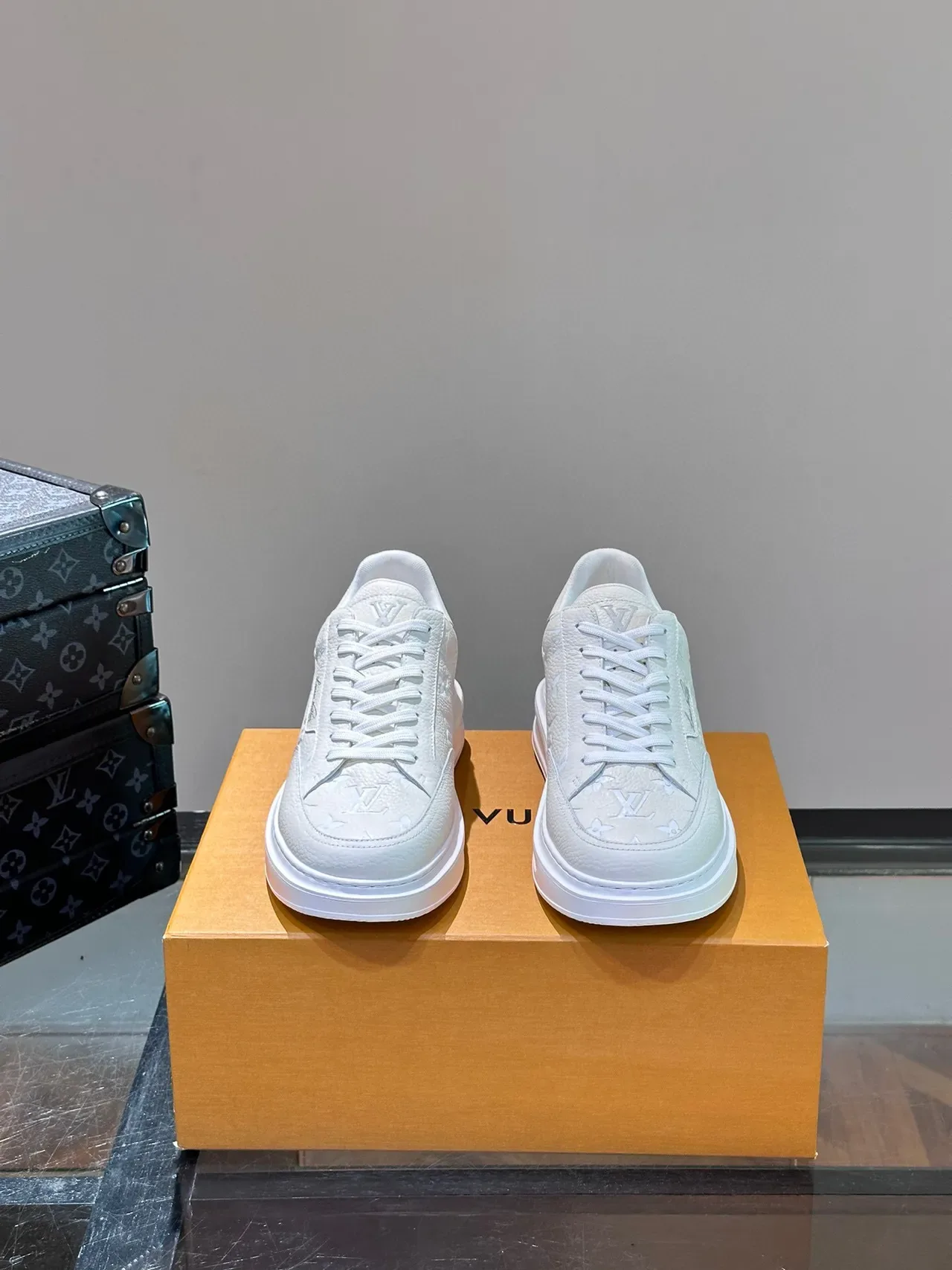 Louis Vuitton Zapatillas lifestyle blancas monograma cuero embossage tonal 2