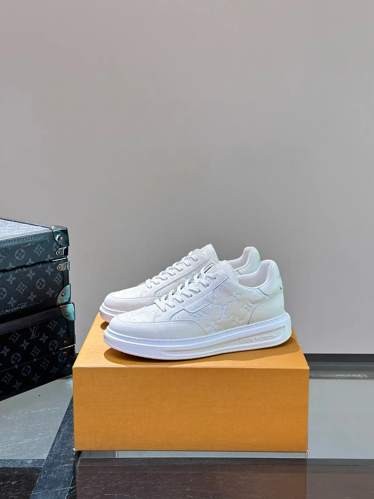 Louis Vuitton Zapatillas lifestyle blancas monograma cuero embossage tonal 3