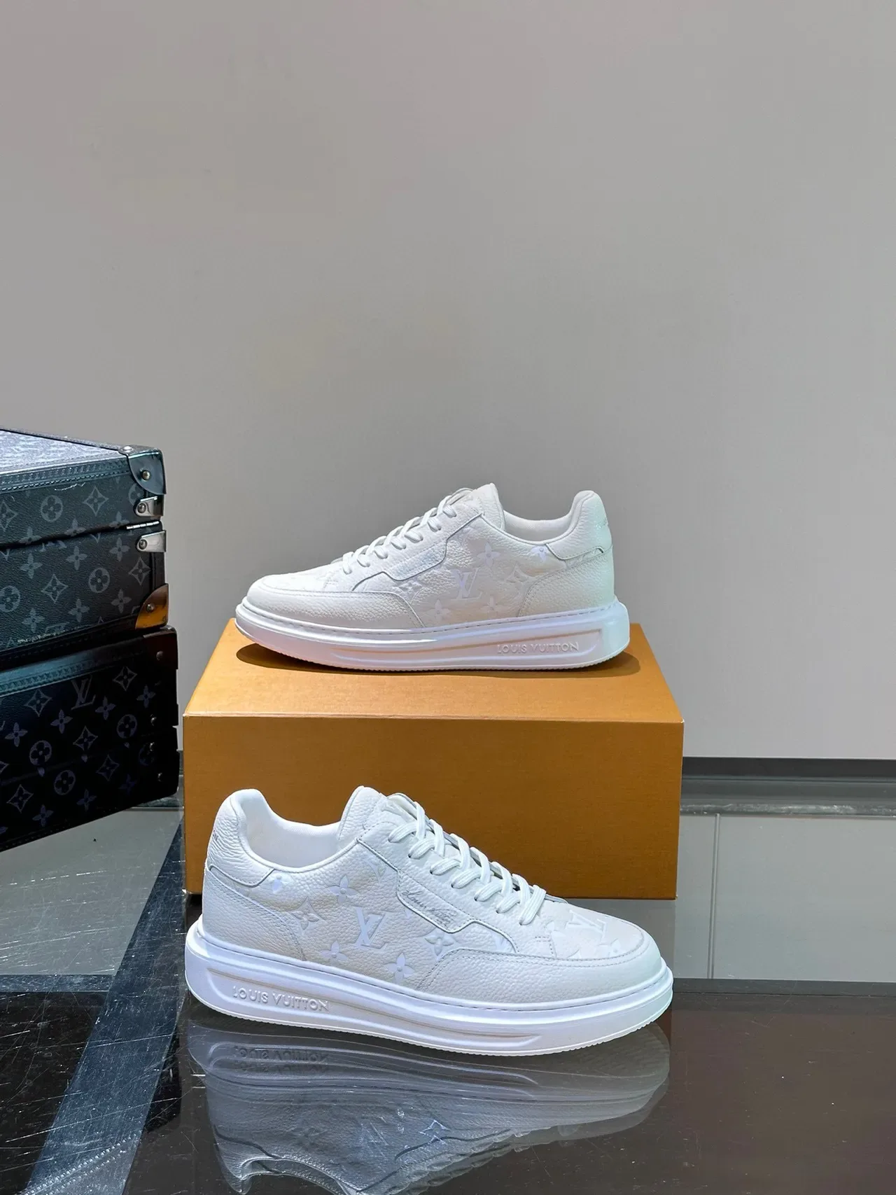 Louis Vuitton Zapatillas lifestyle blancas monograma cuero embossage tonal 4