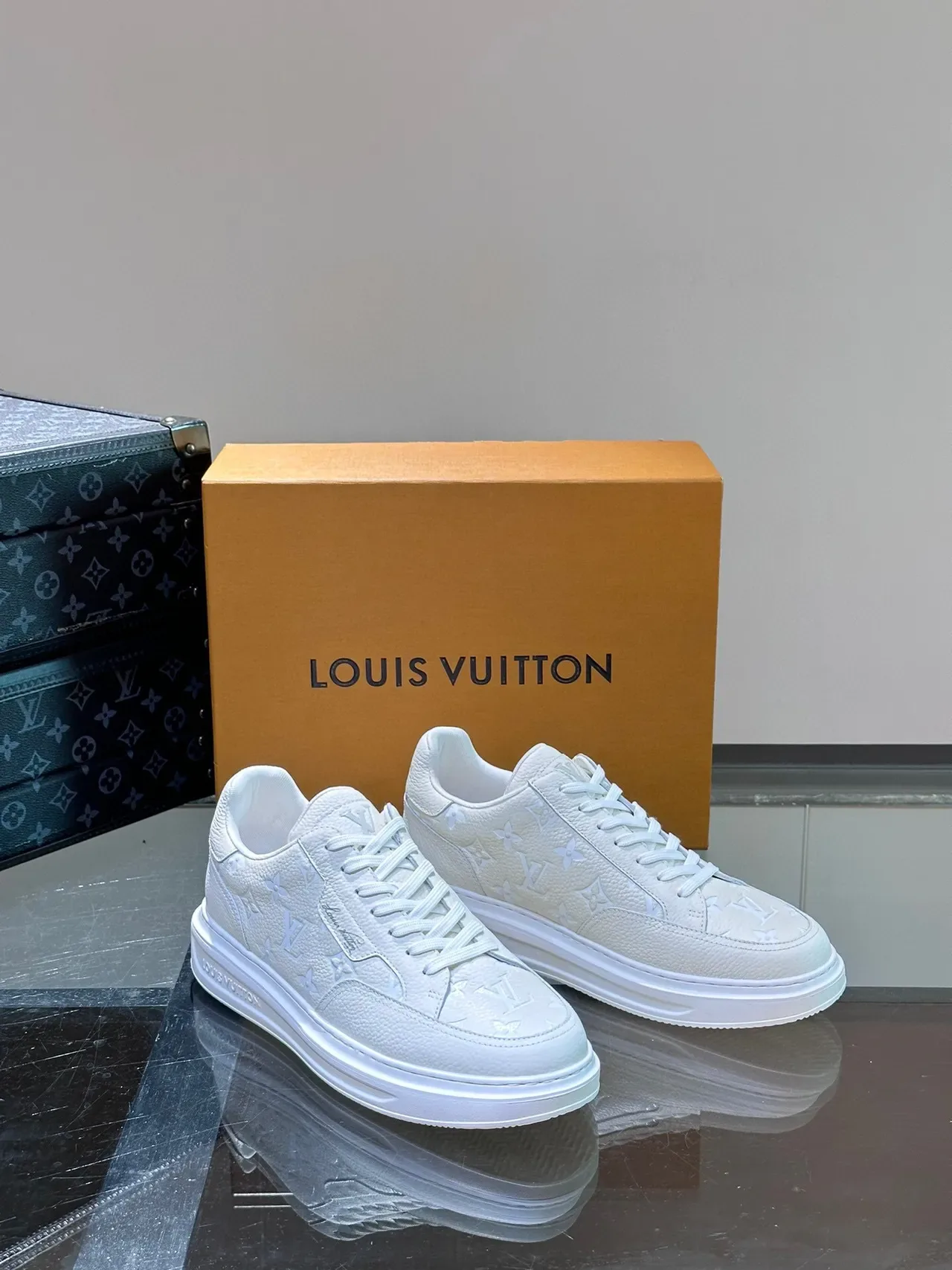 Louis Vuitton Zapatillas lifestyle blancas monograma cuero embossage tonal 5