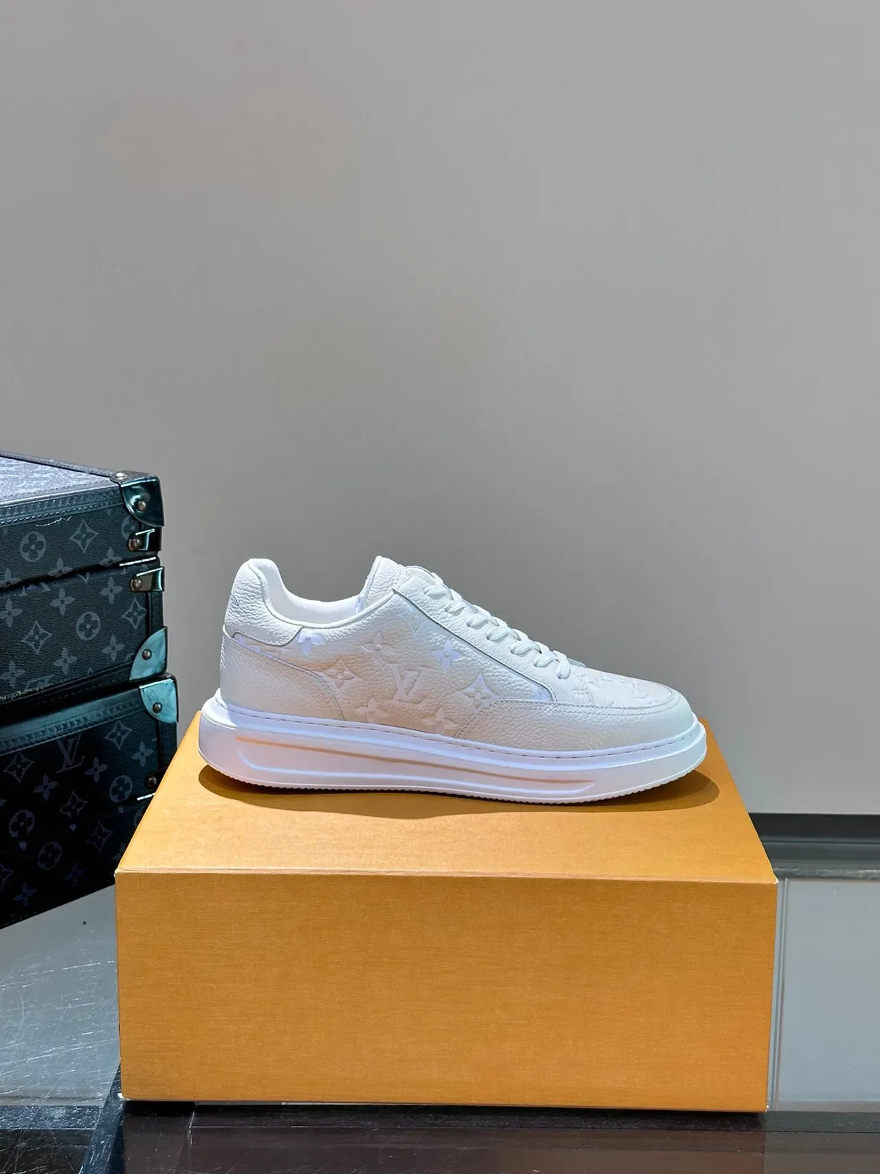 Louis Vuitton Zapatillas lifestyle blancas monograma cuero embossage tonal 6