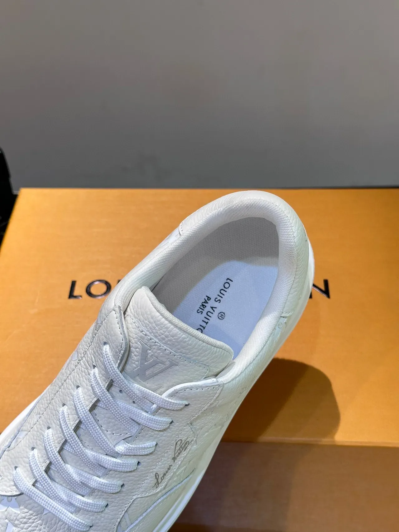 Louis Vuitton Zapatillas lifestyle blancas monograma cuero embossage tonal 7