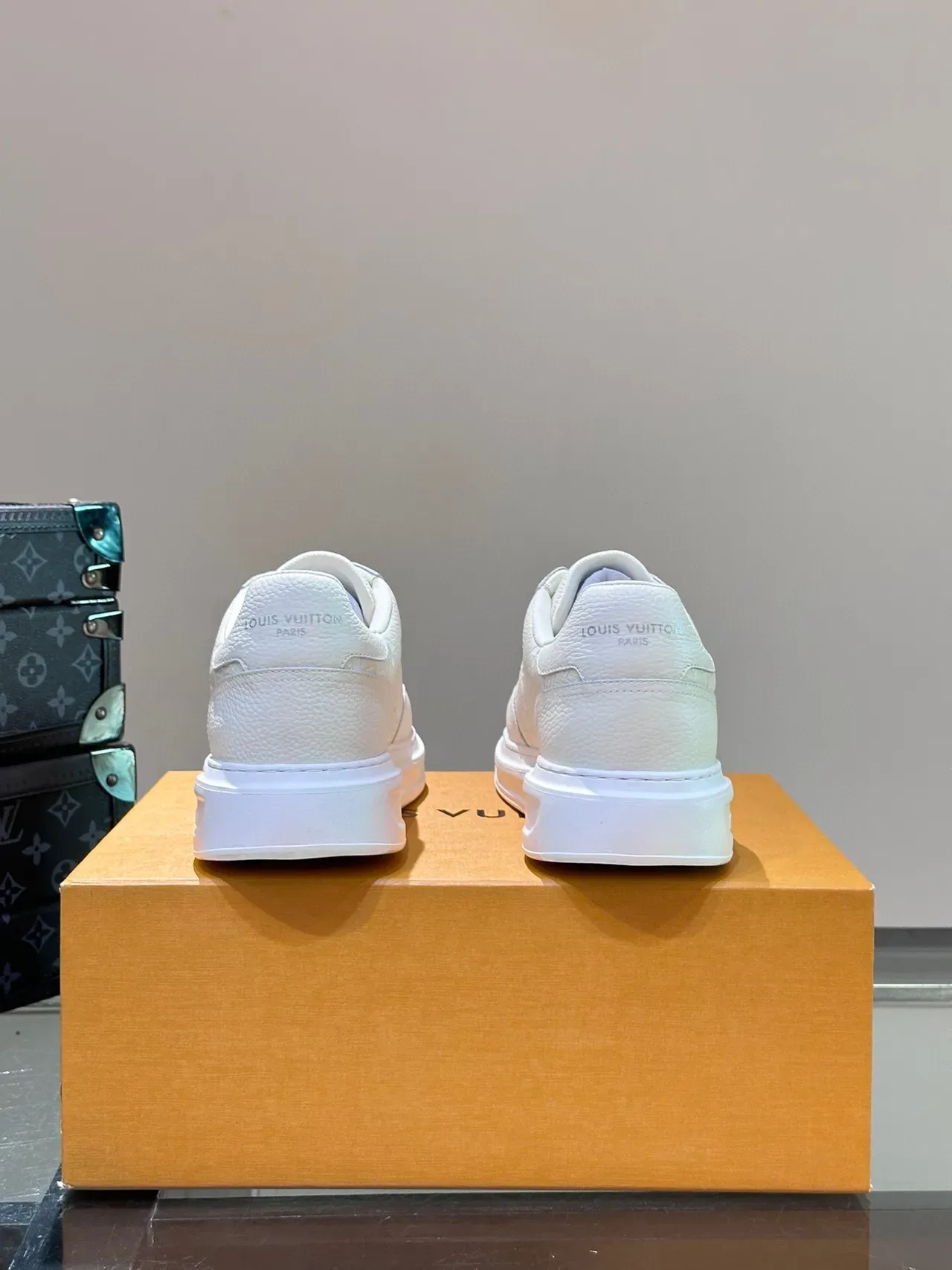 Louis Vuitton Zapatillas lifestyle blancas monograma cuero embossage tonal 8