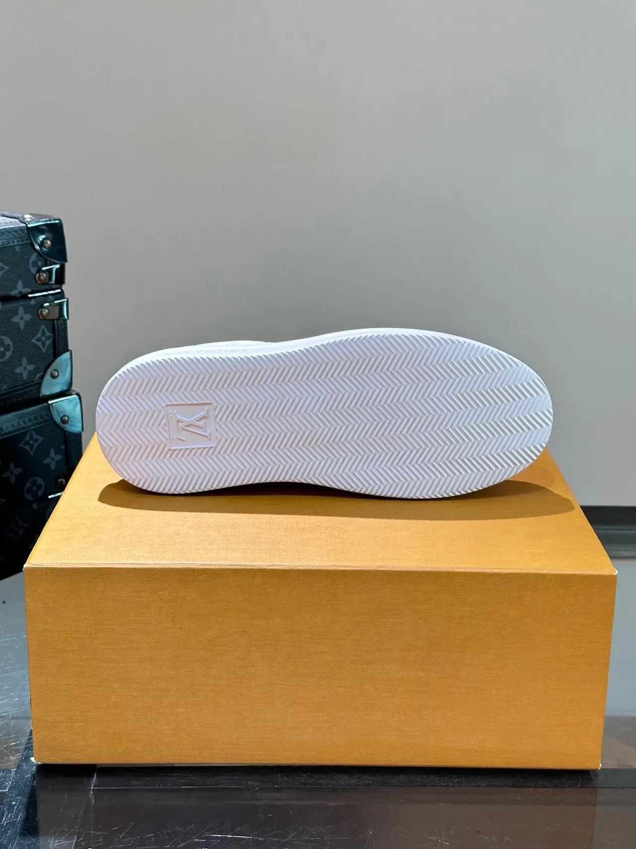 Louis Vuitton Zapatillas lifestyle blancas monograma cuero embossage tonal 9