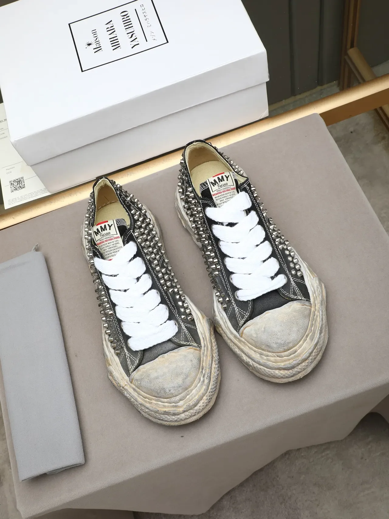 Maison Margiela حذاء أسود أبيض مدبب قاعة متضررة أسلوب حياة 2